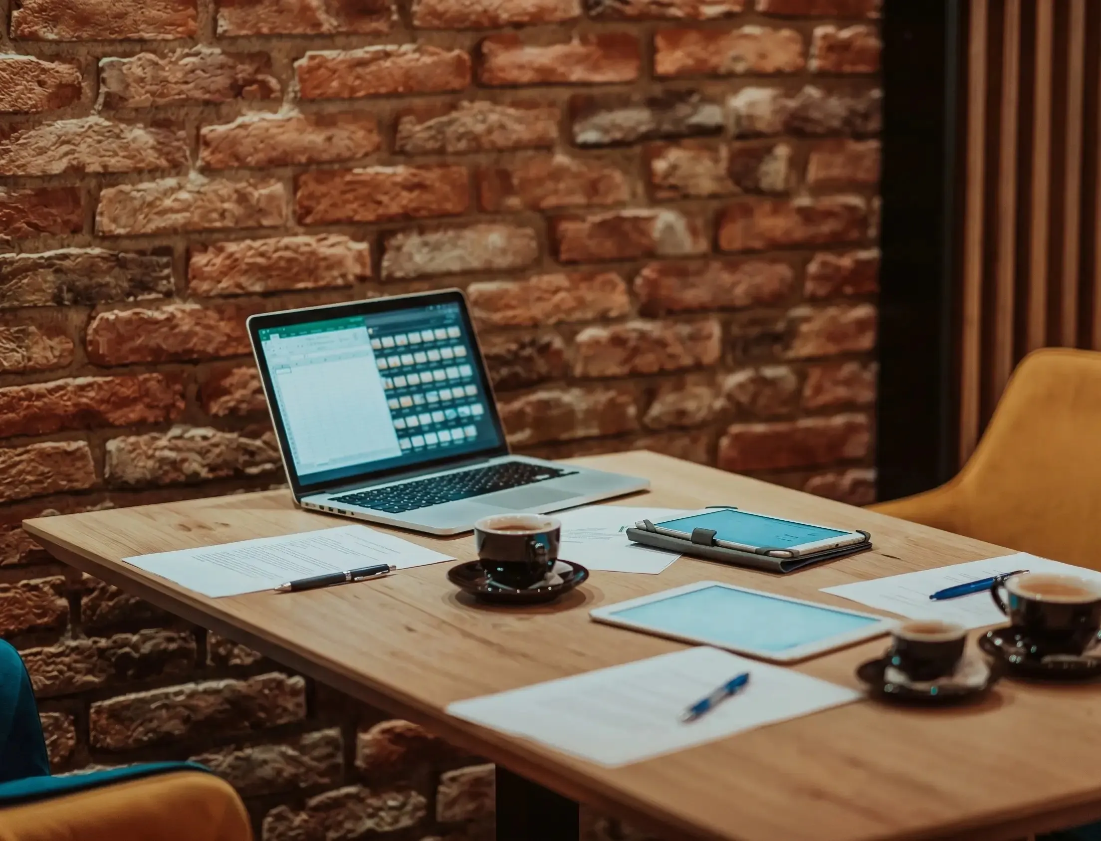 Kaffeetassen und Notizbuch auf einem Tisch symbolisieren den strukturierten 4-Schritte-Prozess beim Immobilienverkauf: vom Erstgespräch bis zur Strategie.