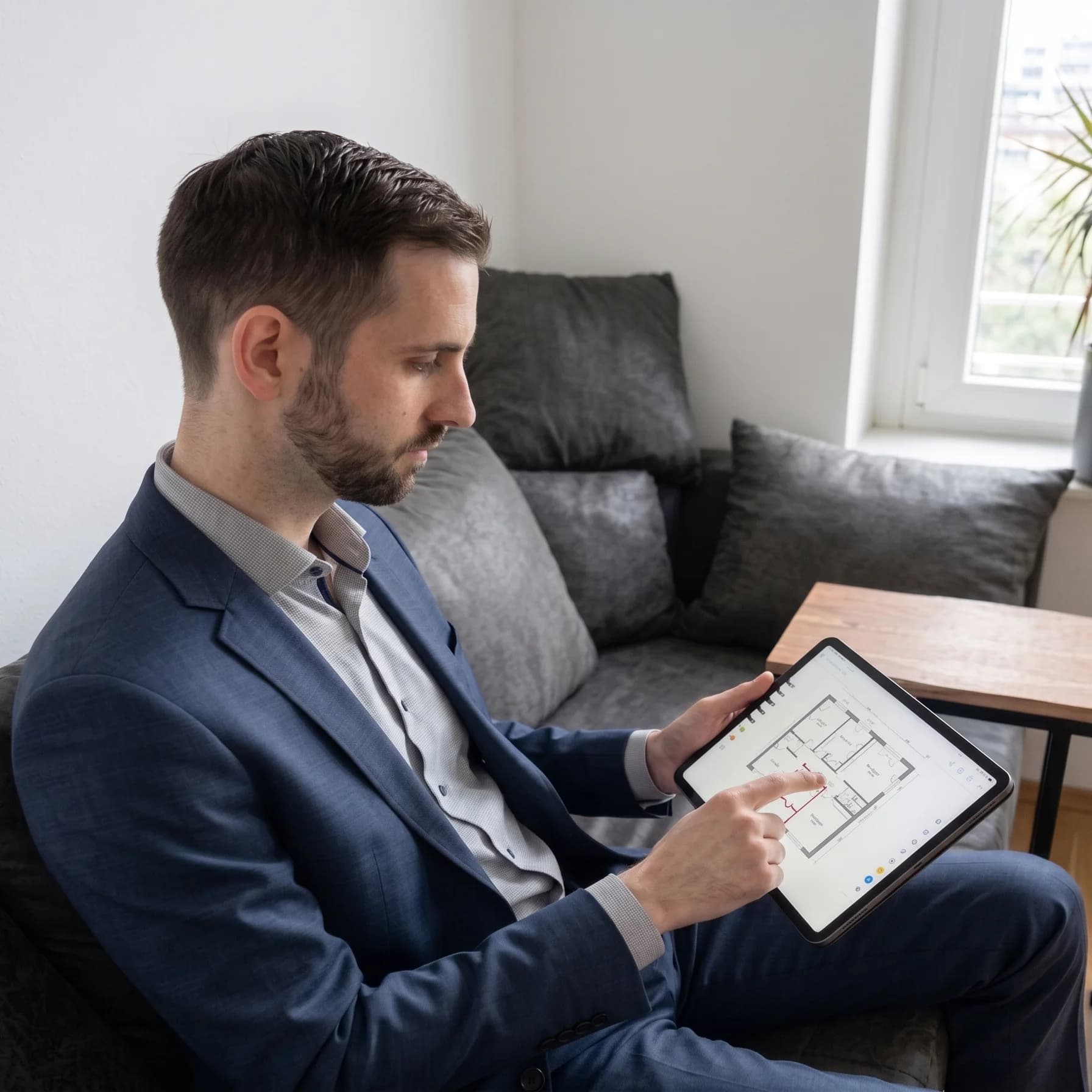 Objektdaten-Review: Jede Bewertung beginnt mit der Prüfung von Grundrissen und Unterlagen Johannes Herbig, Geschäftsführer der Janusberg® GmbH, prüft die Grundrisse einer Immobilie auf dem Tablet