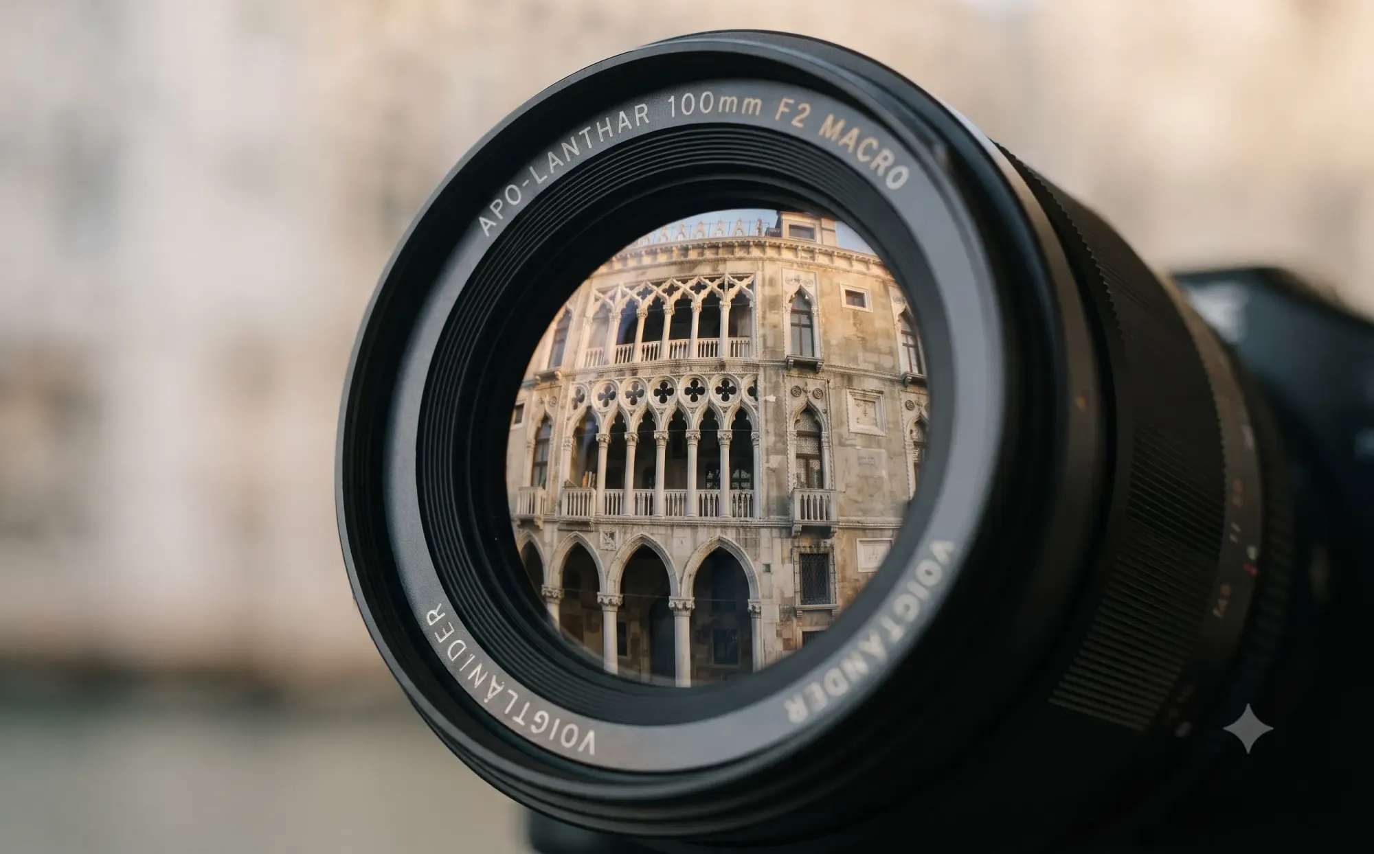 Spiegelung einer historischen Fassade in einer Kameralinse als Symbol für professionelle Immobilienfotografie