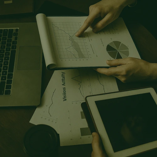 Finanzielle Analyse mit Unterlagen und Laptop – Janusberg® plant Immobilieninvestments effizient, fundiert und strukturiert.