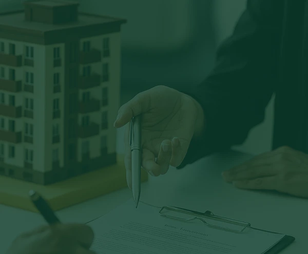 Business-Meeting mit Finanzierungsgespräch – Janusberg® berät Investoren zur optimalen Kapitalstruktur, Eigenkapitalquote und Finanzierung für Immobilienprojekte.