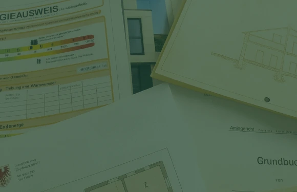 Stapel relevanter Immobilienunterlagen – Grundriss, Energieausweis und Dokumente für die Finanzierungs- und Kaufabwicklung mit Janusberg®.