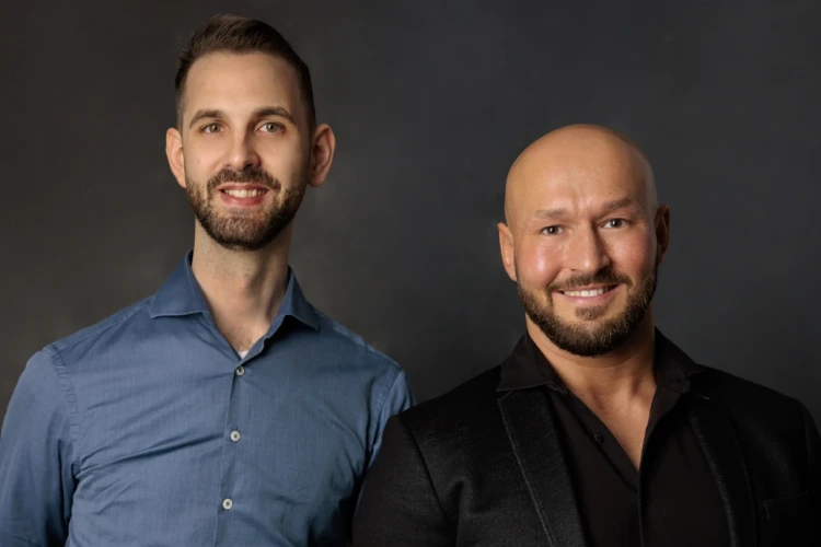 Teamfoto der Janusberg® GmbH – die beiden Geschäftsführer Johannes Herbig und Jan Frömberg als Gründer einer inhabergeführten Immobilienboutique.