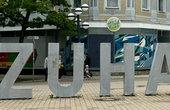 Straßenzug mit Mehrfamilienhäusern in Chemnitz – Janusberg® vermittelt renditestarke Immobilien diskret und datenbasiert