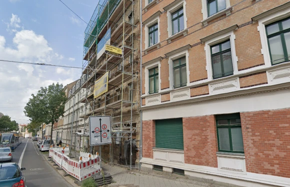 Wohnhaus in Leipzig während der Sanierung – Janusberg® begleitet Investoren bei der Entwicklung und Wertsteigerung von Immobilien.